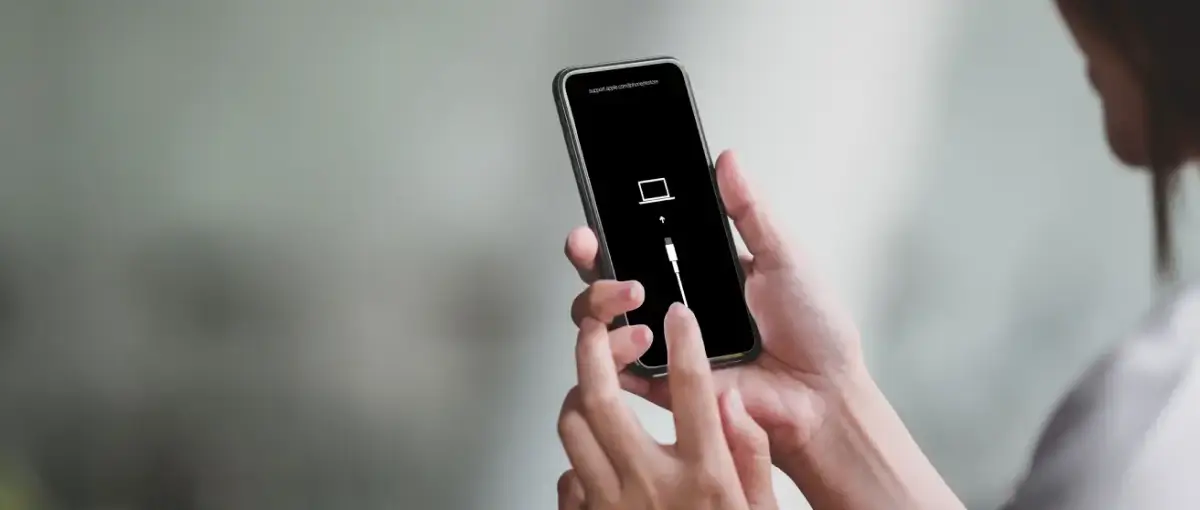 Person looking at the iOS Recovery Mode screen to fix iPhone Error 4013